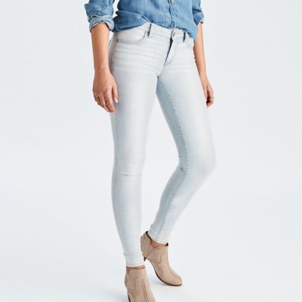 American Eagle light wash skinny jeans
